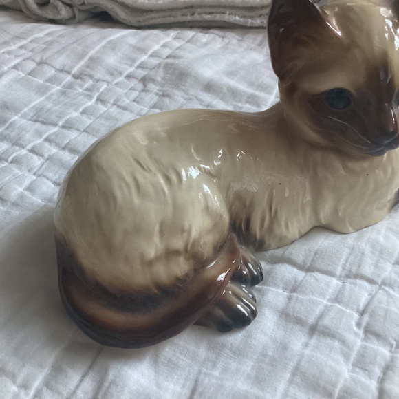 VINTAGE MADE IN JAPAN CERAMIC PORCELAIN LOUNGING SIAMESE CAT FIGURINE - Picture 3 of 9